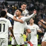 لاعبو ريال مدريد يحتفلون بهدف جود بيلينجهام في الفوز 2-0 على خيتافي في سانتياجو برنابيو، ضمن الدوري الإسباني 2024-2025.