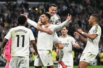 لاعبو ريال مدريد يحتفلون بهدف جود بيلينجهام في الفوز 2-0 على خيتافي في سانتياجو برنابيو، ضمن الدوري الإسباني 2024-2025.